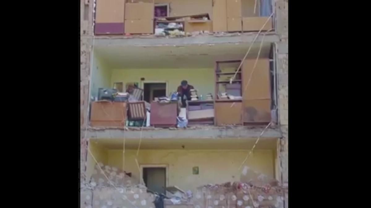 Пенсіонер-киянин у напівзруйнованому домі збирає вцілілі речі: щемливе відео - 24 Канал Пенсіонер-киянин у напівзруйнованому домі збирає вцілілі речі: щемливе відео - 24 Канал