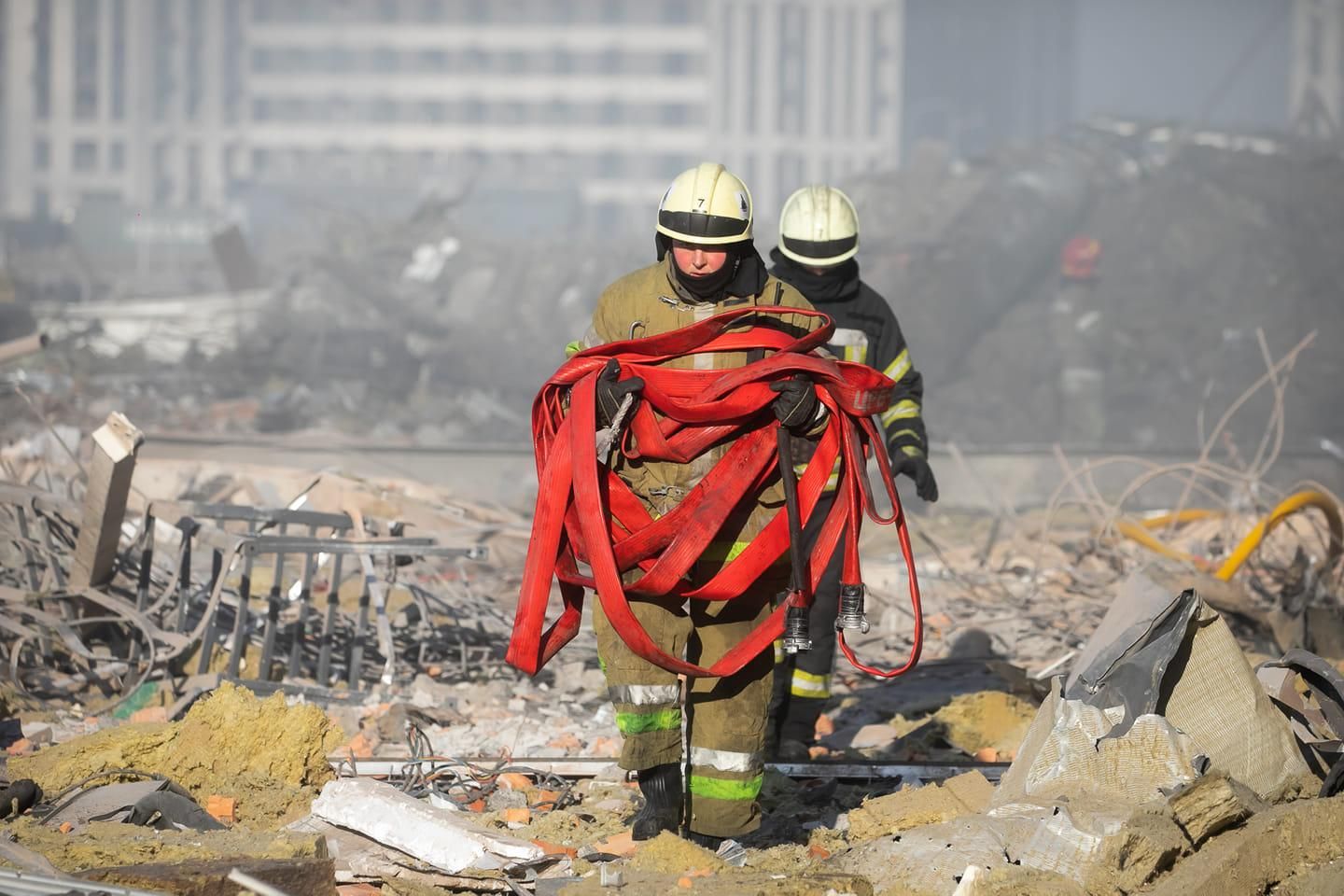 Рятувальники ліквідували пожежу ТЦ у Києві після обстрілу росіян - 24 Канал