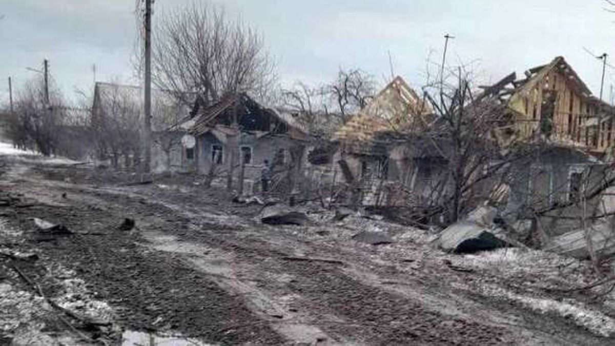 Змушують сидіти біля техніки: у Тростянці росіяни використовують цивільних як живий щит - 24 Канал Змушують сидіти біля техніки: у Тростянці росіяни використовують цивільних як живий щит - 24 Канал