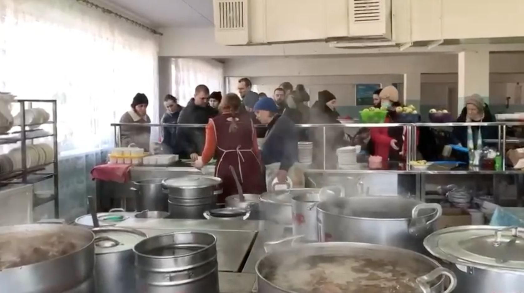 Українська гостинність: жителі Бердянська попри окупацію прихистили біженців з Маріуполя - 24 Канал Українська гостинність: жителі Бердянська попри окупацію прихистили біженців з Маріуполя - 24 Канал