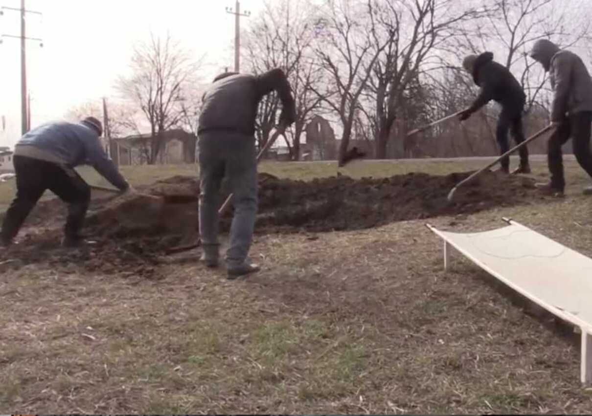 В Мариуполе могилы погибшим копают прямо во дворах между домами: шокирующее видео
