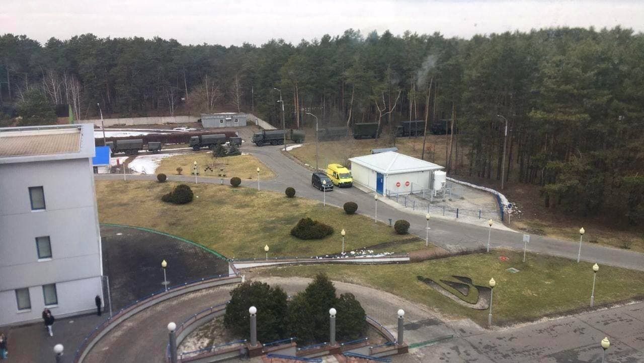 Ангар замість моргу: куди і як транспортують тіла окупантів на території Гомеля - 24 Канал Ангар замість моргу: куди і як транспортують тіла окупантів на території Гомеля - 24 Канал