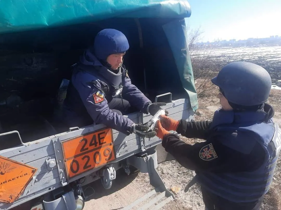 Рятувальники збирають ворожі снаряди на Харківщині