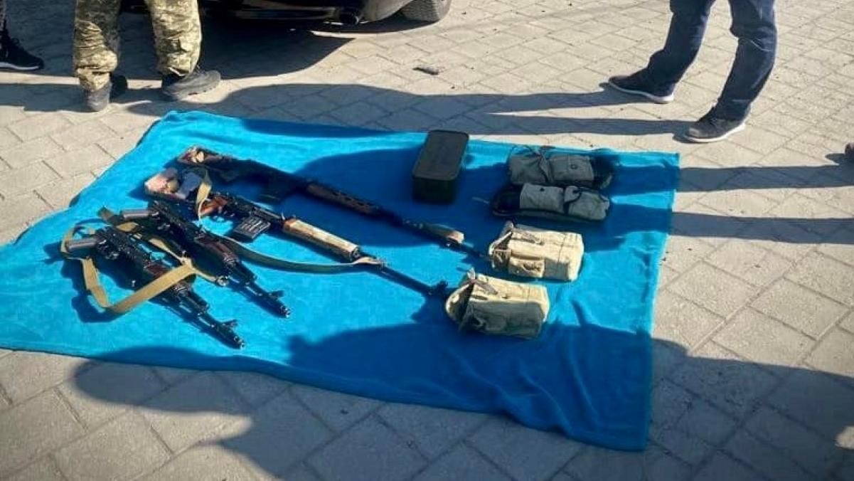Автомати, гранати та чимало набоїв: на Закарпатті знешкодили диверсійну групу - 24 Канал Автомати, гранати та чимало набоїв: на Закарпатті знешкодили диверсійну групу - 24 Канал
