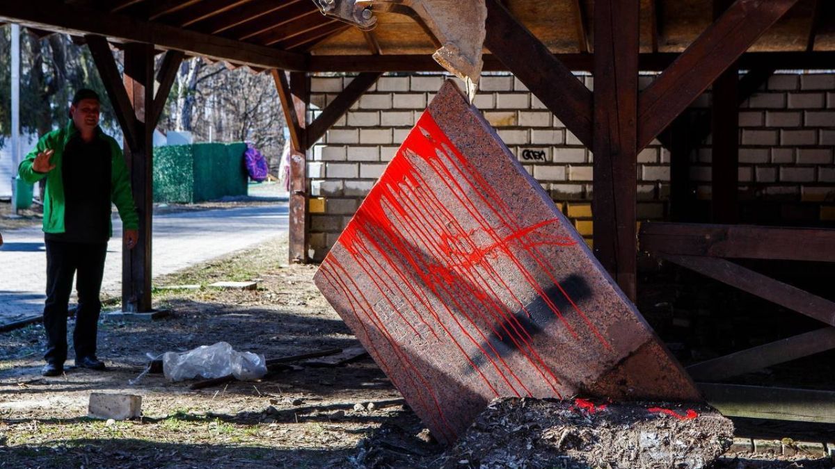 В Ужгороді знесли монумент до "300-річчя возз'єднання" України з Росією - 24 Канал В Ужгороді знесли монумент до "300-річчя возз'єднання" України з Росією - 24 Канал