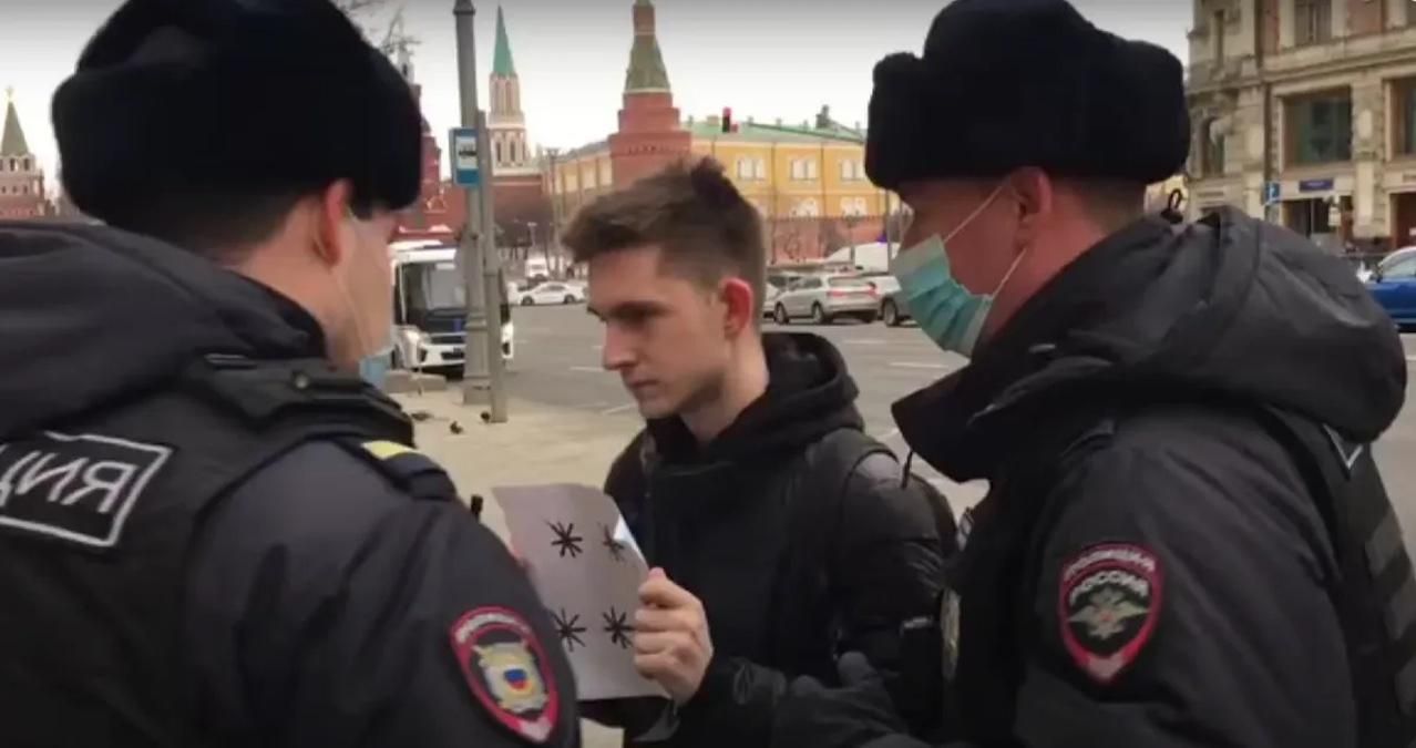 У Росії суд оштрафував на 50 тисяч мітингувальника за плакат "*** *****" - 24 Канал