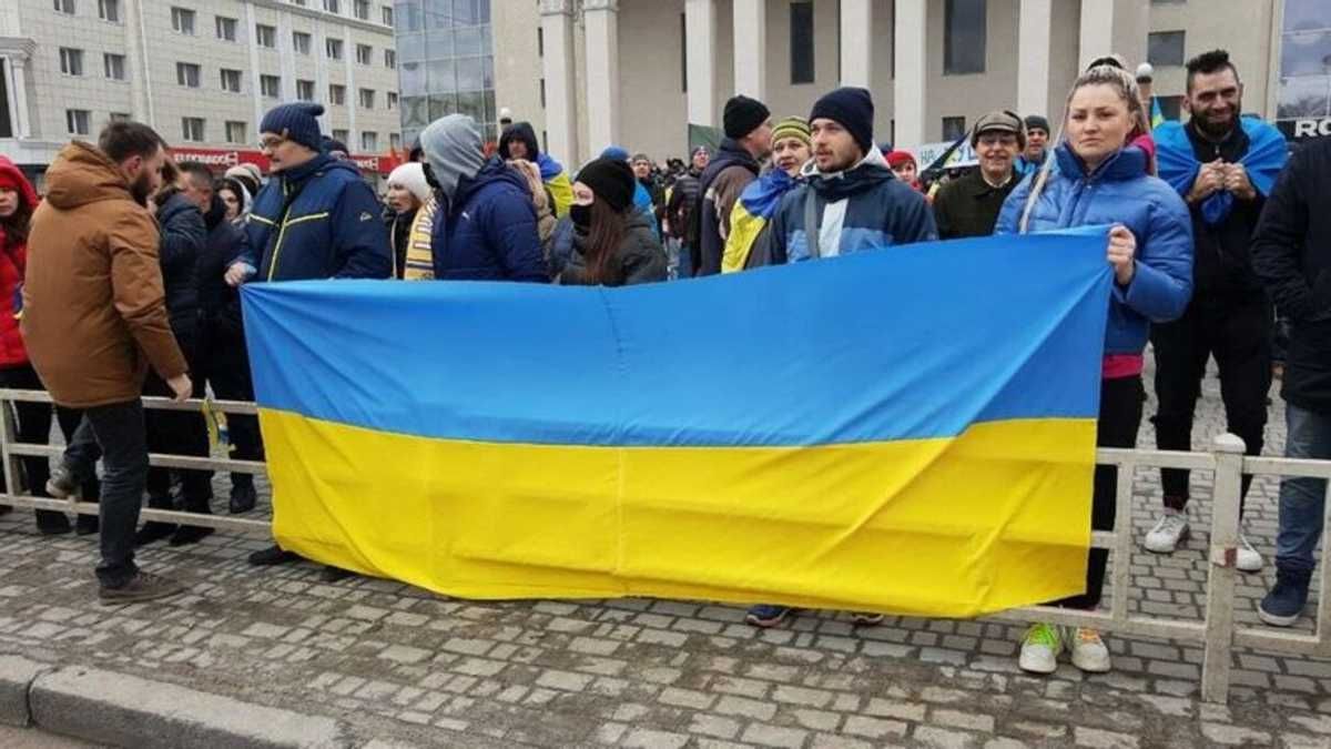 У Херсоні місцеві знову вийшли на мітинг: окупанти розганяли їх силою - 24 Канал У Херсоні місцеві знову вийшли на мітинг: окупанти розганяли їх силою - 24 Канал
