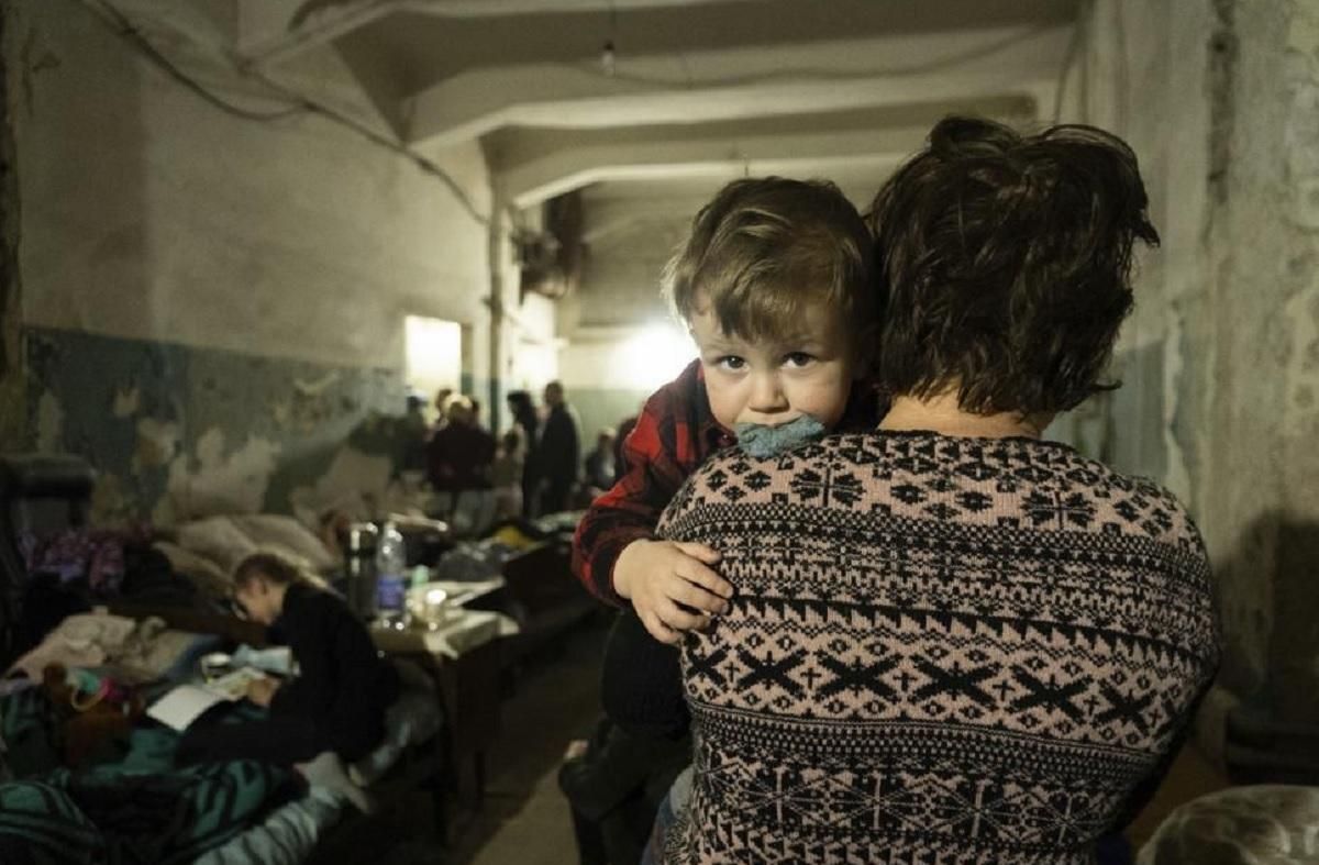 Разруха, рвы с убитыми и перепуганные дети: журналисты показали в фото ужасы Мариуполя - 24 Канал