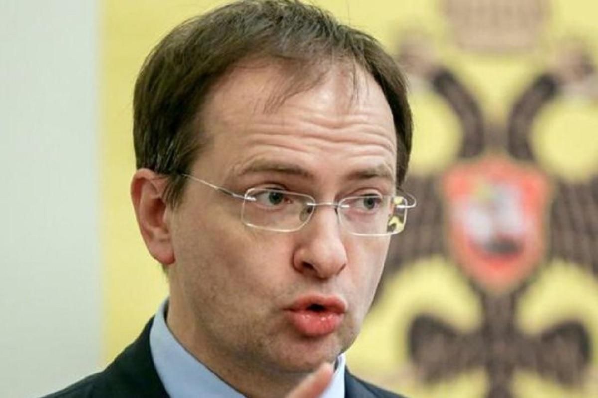 Глава российской делегации на переговорах Мединский порезал свою карту VISA Глава российской делегации на переговорах Мединский порезал свою карту VISA