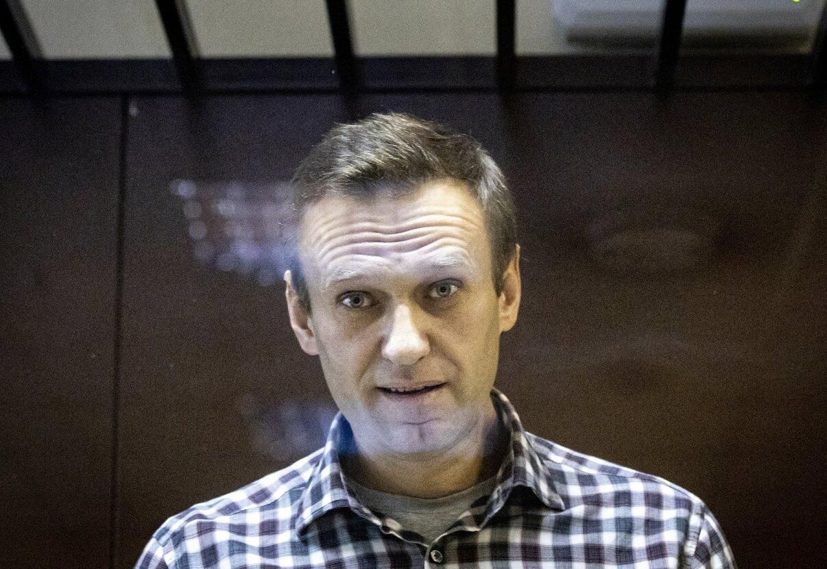 После оглашения приговора адвокатов Навального забросили в автозак - 24 Канал