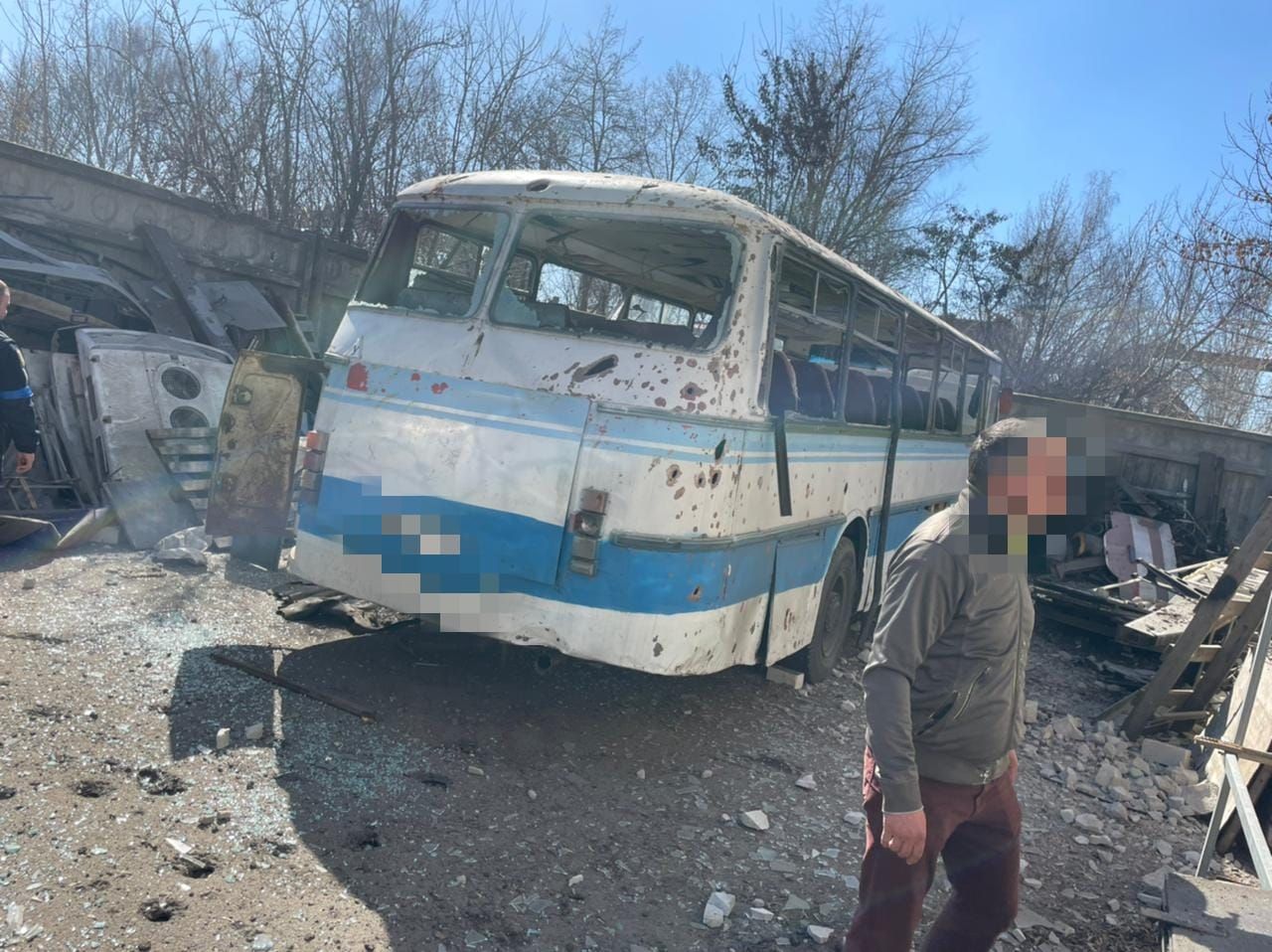 В Броварах оккупанты "денацифицировали" завод: поврежденцы 7 автобусов и сооружения