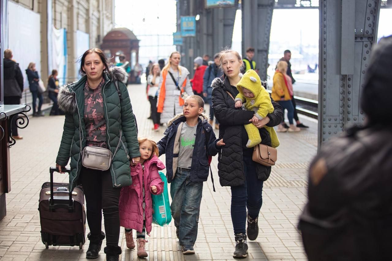 Более 800 беженцев из Мариуполя добрались до Львова поездом: щемящие фото
