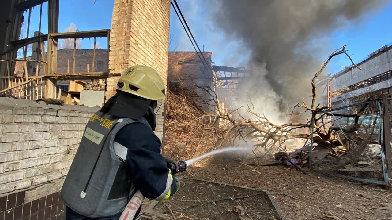 На Оболони в Киеве в результате вражеского обстрела вспыхнул грузовик и два здания На Оболони в Киеве в результате вражеского обстрела вспыхнул грузовик и два здания