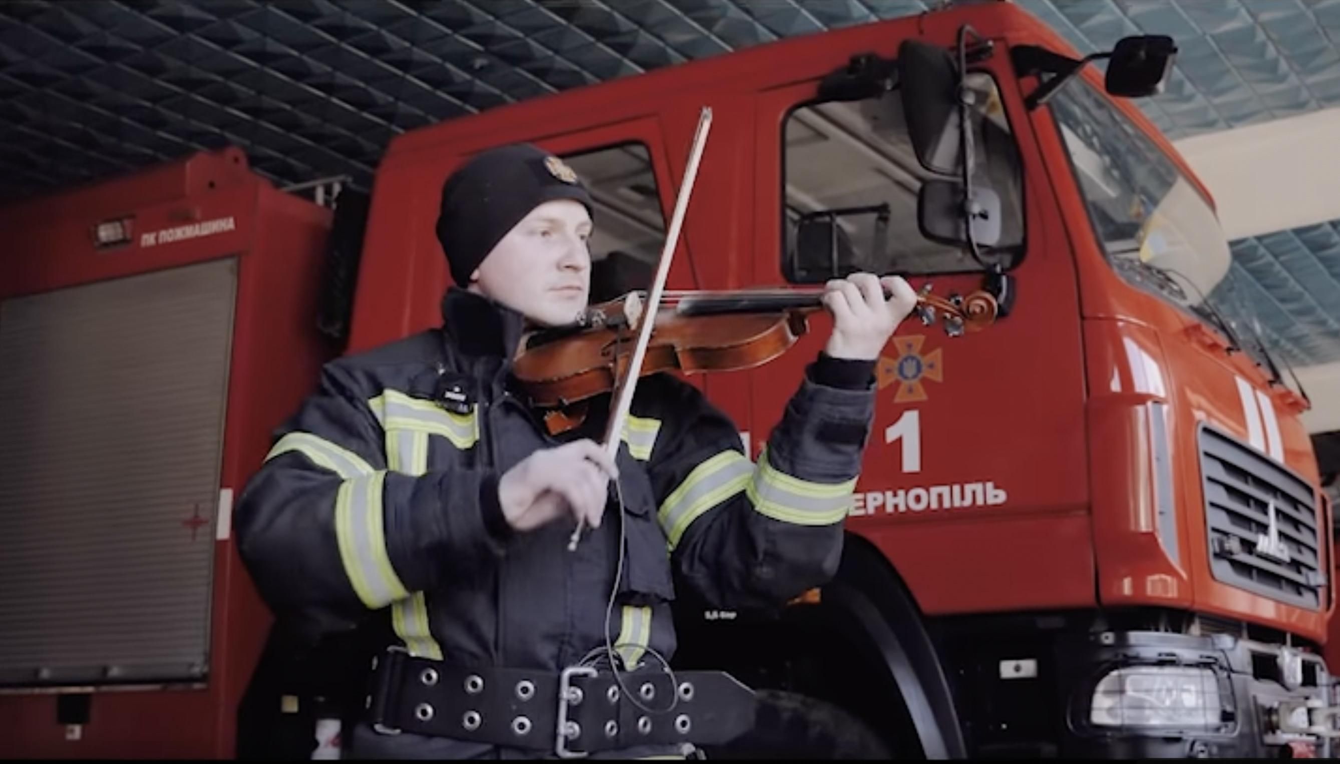 "Пече біль": як рятувальник із Тернополя виливає сум війни у музику - 24 Канал