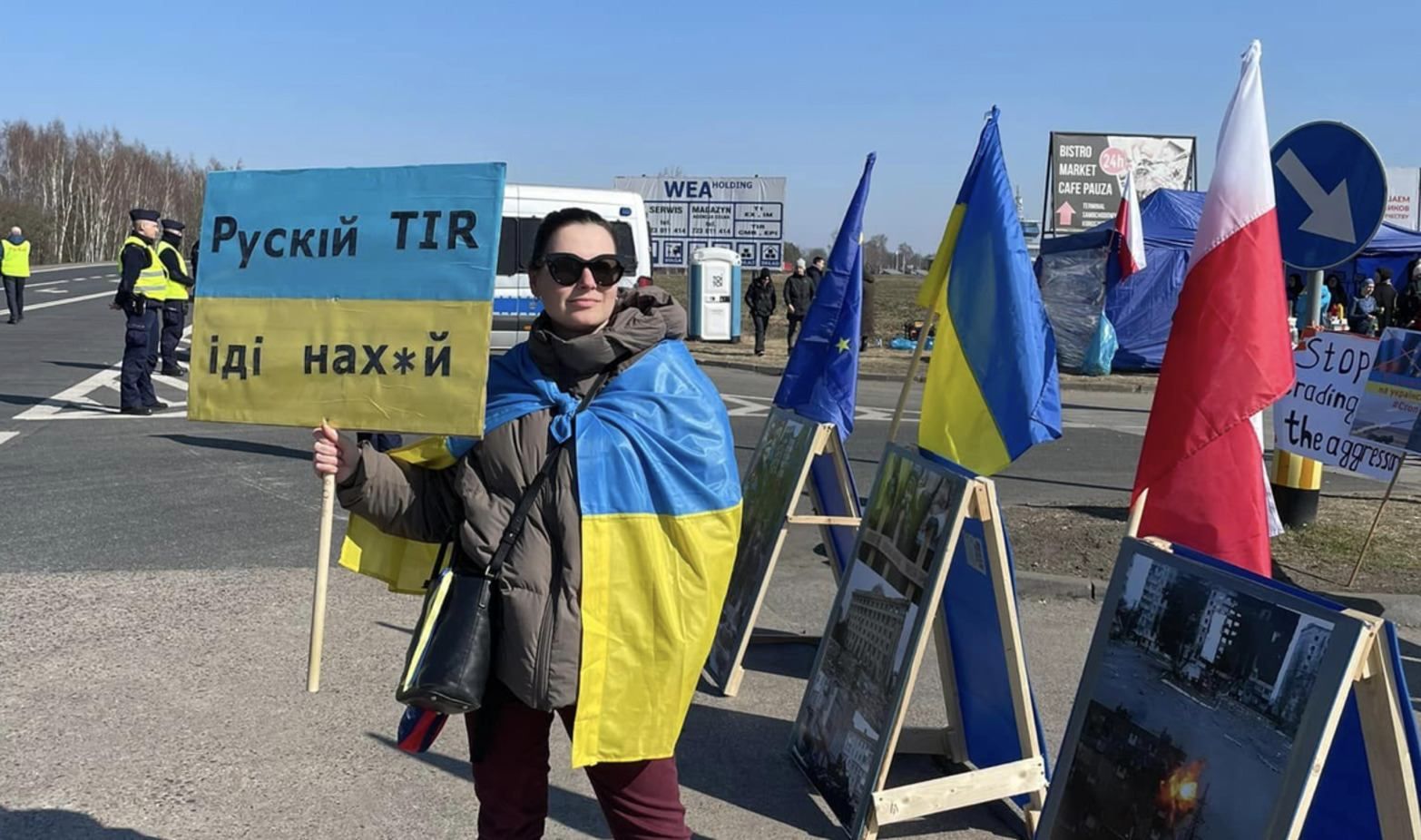 Пропускать российский. Россия против Украины. Польша против Украины. Украина фото. Россия Украина фото.