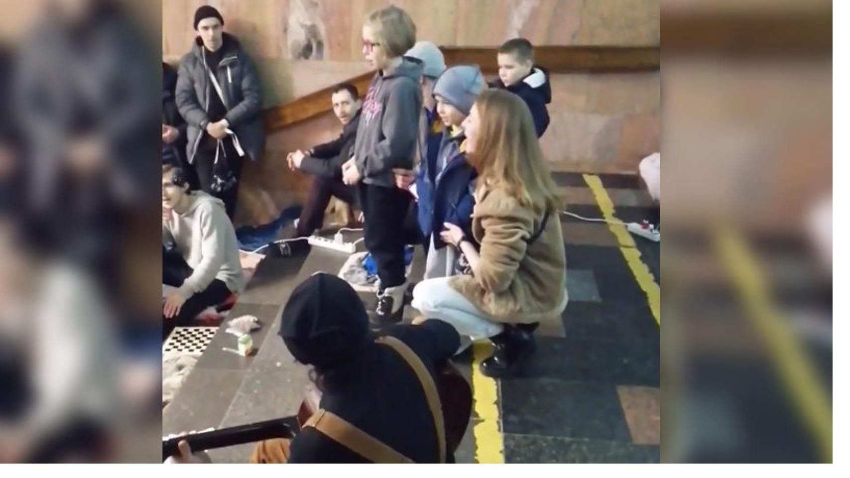 Діти співають Гімн України в одному з переходів метро Харкова - 24 Канал