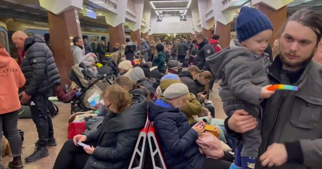 Приблизно 15 тисяч харків'ян ховаються від обстрілів у метро - 24 Канал Приблизно 15 тисяч харків'ян ховаються від обстрілів у метро - 24 Канал