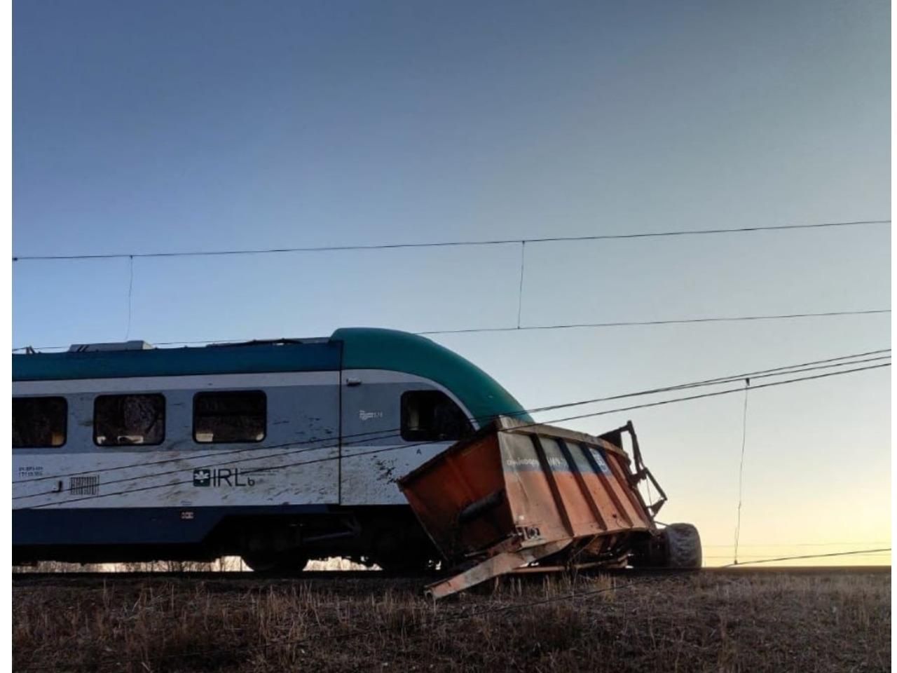 Рельсовая война: в Беларуси поезд врезался в прицеп с навозом Рельсовая война: в Беларуси поезд врезался в прицеп с навозом