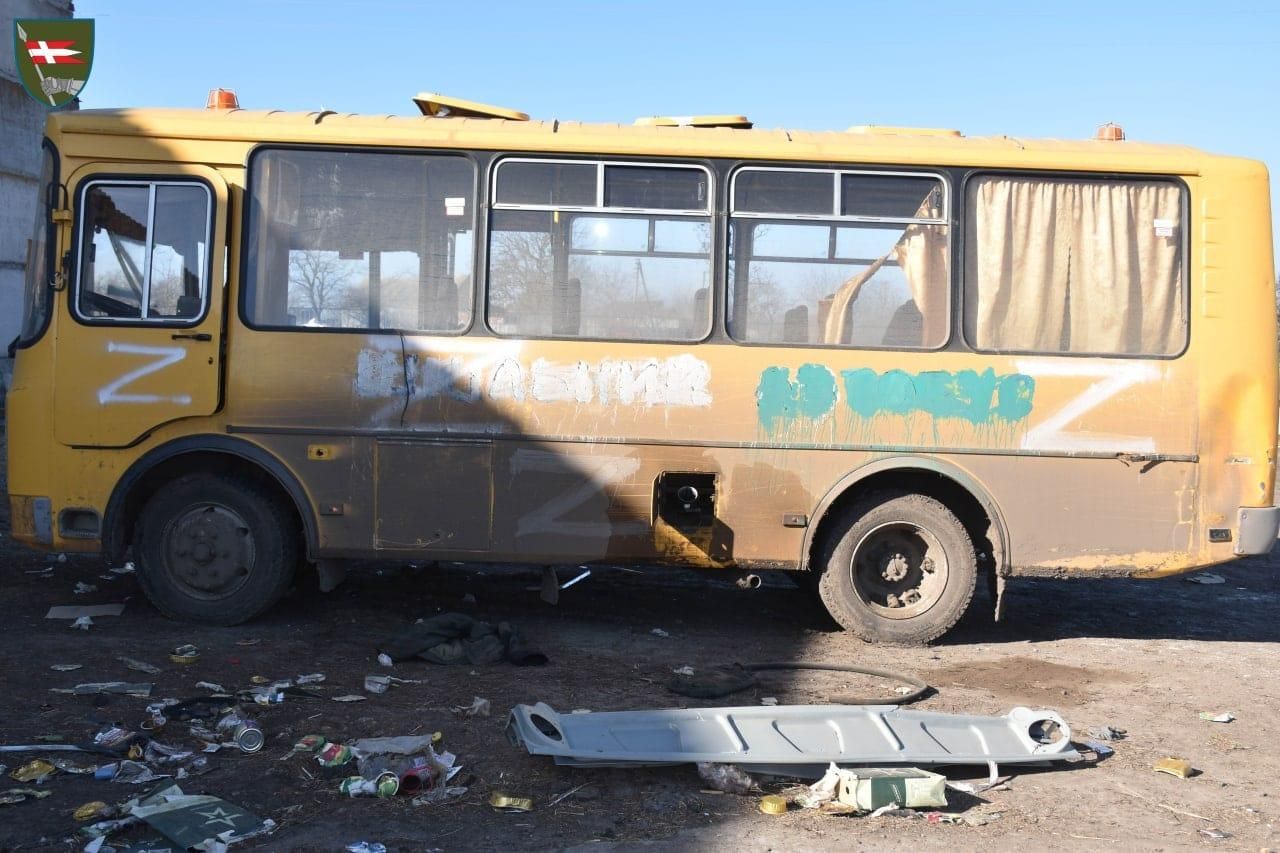 Росіянин вкрав, розфарбував і роз'їжджав на шкількому автобусі: його зустріли ЗСУ - 24 Канал
