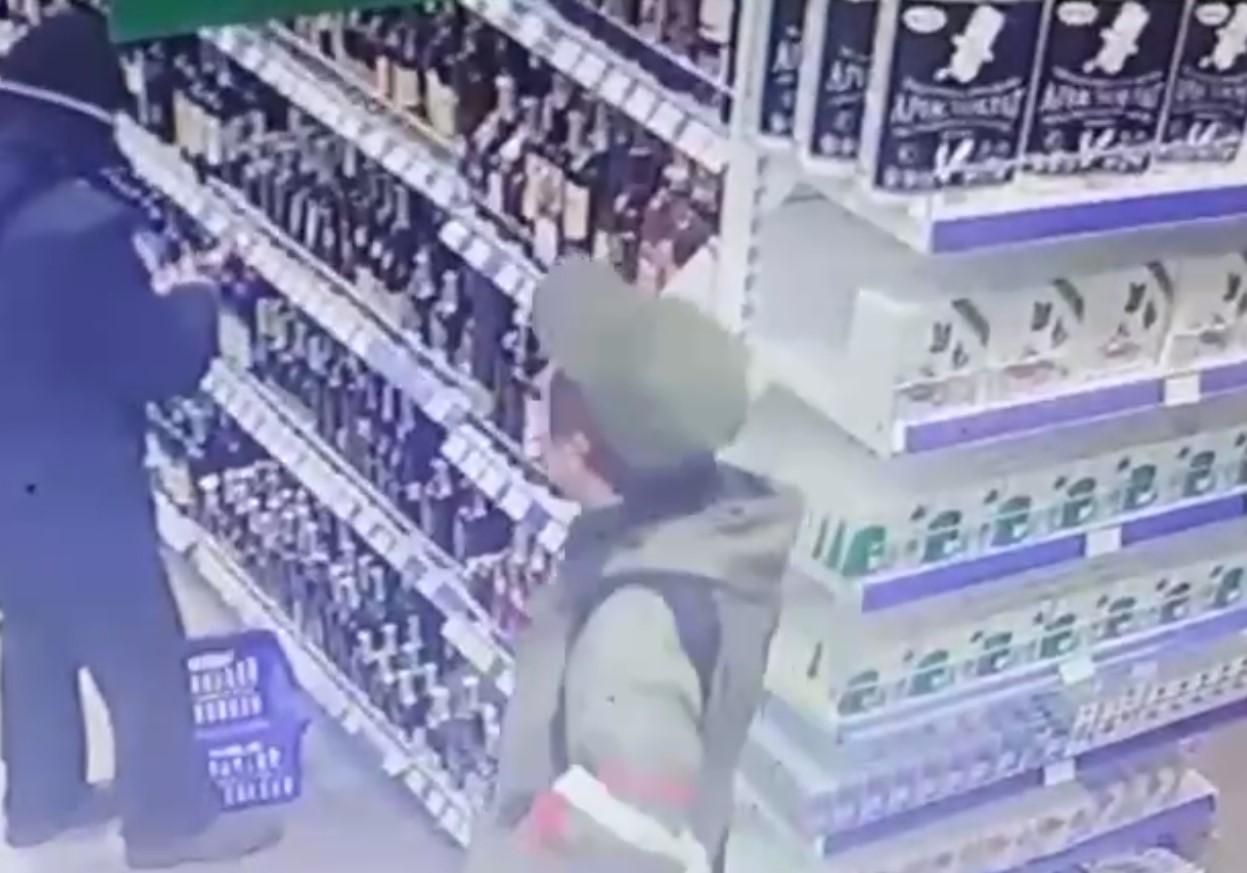 Російський мародер вкрав алкоголь у супермаркеті: не знав про камеру - 24 Канал Російський мародер вкрав алкоголь у супермаркеті: не знав про камеру - 24 Канал