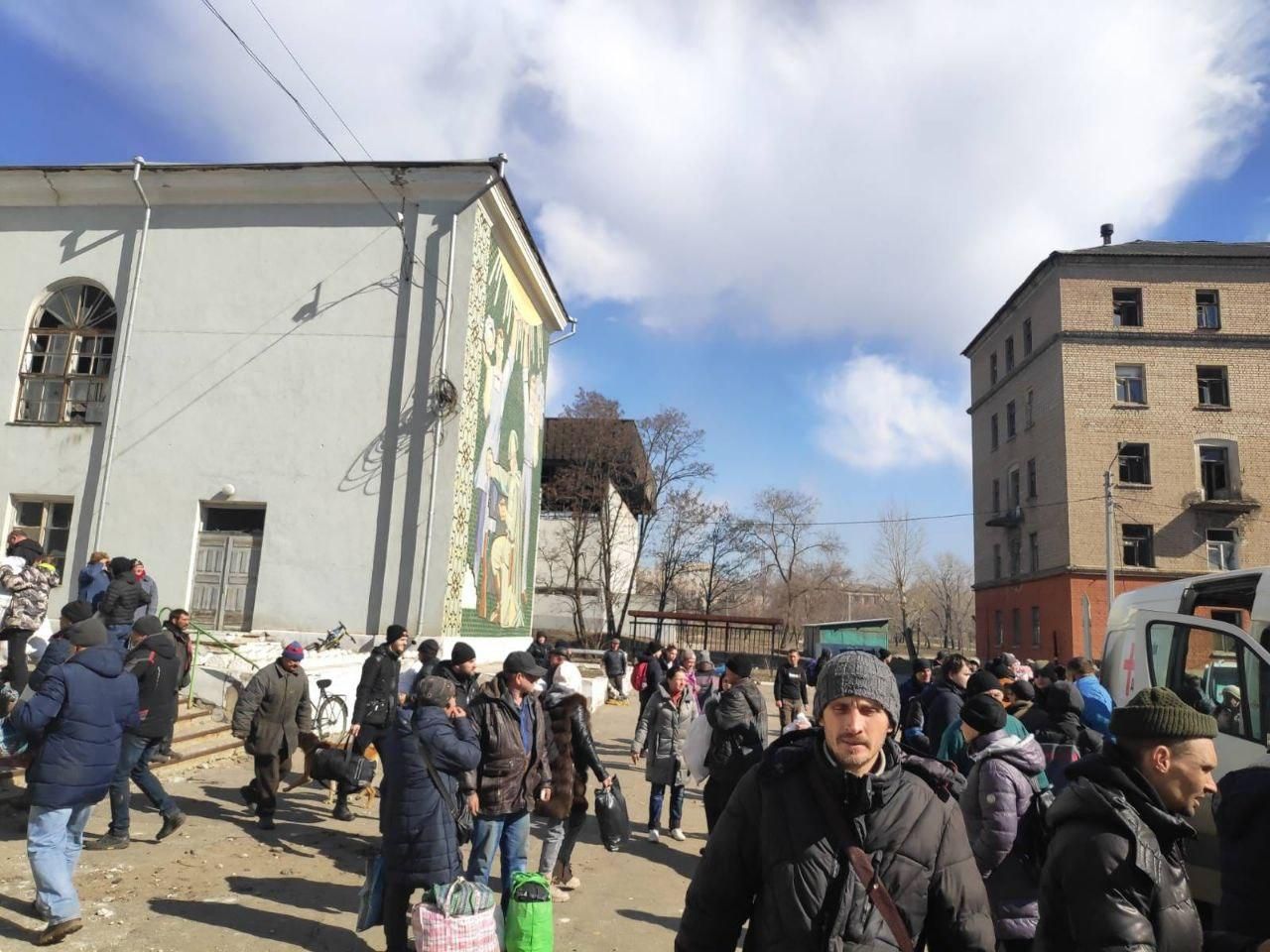 В Рубежном гуманитарный коридор сработал: эвакуировали 80 человек В Рубежном гуманитарный коридор сработал: эвакуировали 80 человек