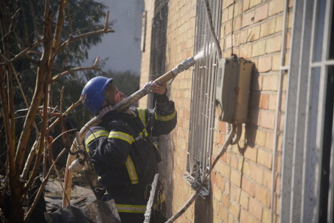 Пожежі від обстрілів окупантів у Шевченківському районі Києва ліквідували: є постраждалі - 24 Канал