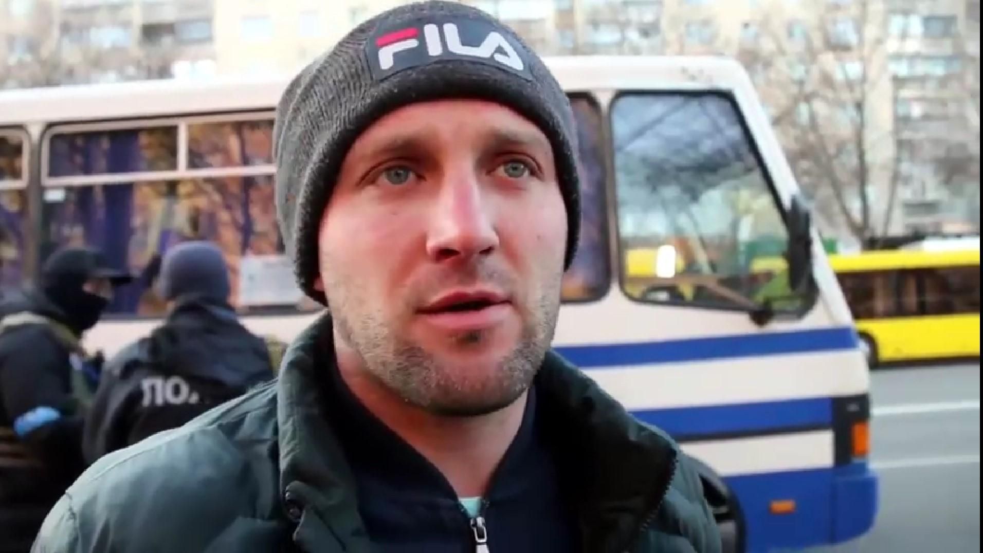 Вдягали жіночий одяг, виганяли людей з дому і грабували, – евакуйований про безчинство окупантів - 24 Канал Вдягали жіночий одяг, виганяли людей з дому і грабували, – евакуйований про безчинство окупантів - 24 Канал