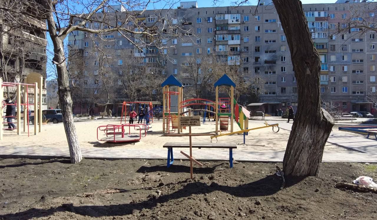 Жахи війни: у Маріуполі людей ховають у дворах, шокуючі фото - 24 Канал Жахи війни: у Маріуполі людей ховають у дворах, шокуючі фото - 24 Канал