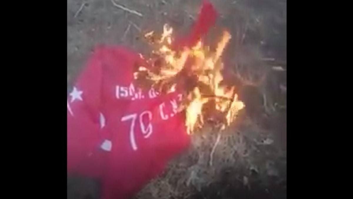 Мешканці Енергодару повалили флагшток з червоною ганчіркою, яку раніше повісили рашисти - 24 Канал