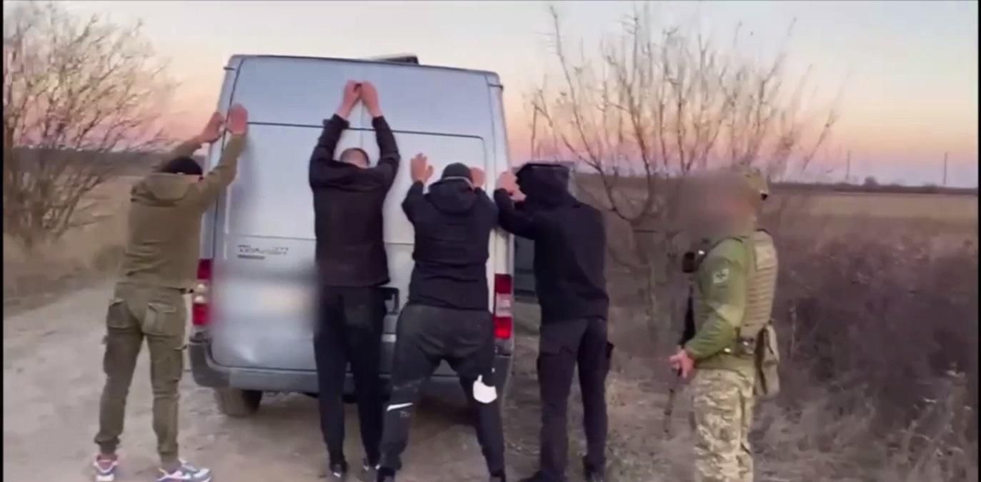 На Закарпатье подозреваемые пытались задавить пограничников микроавтобусом