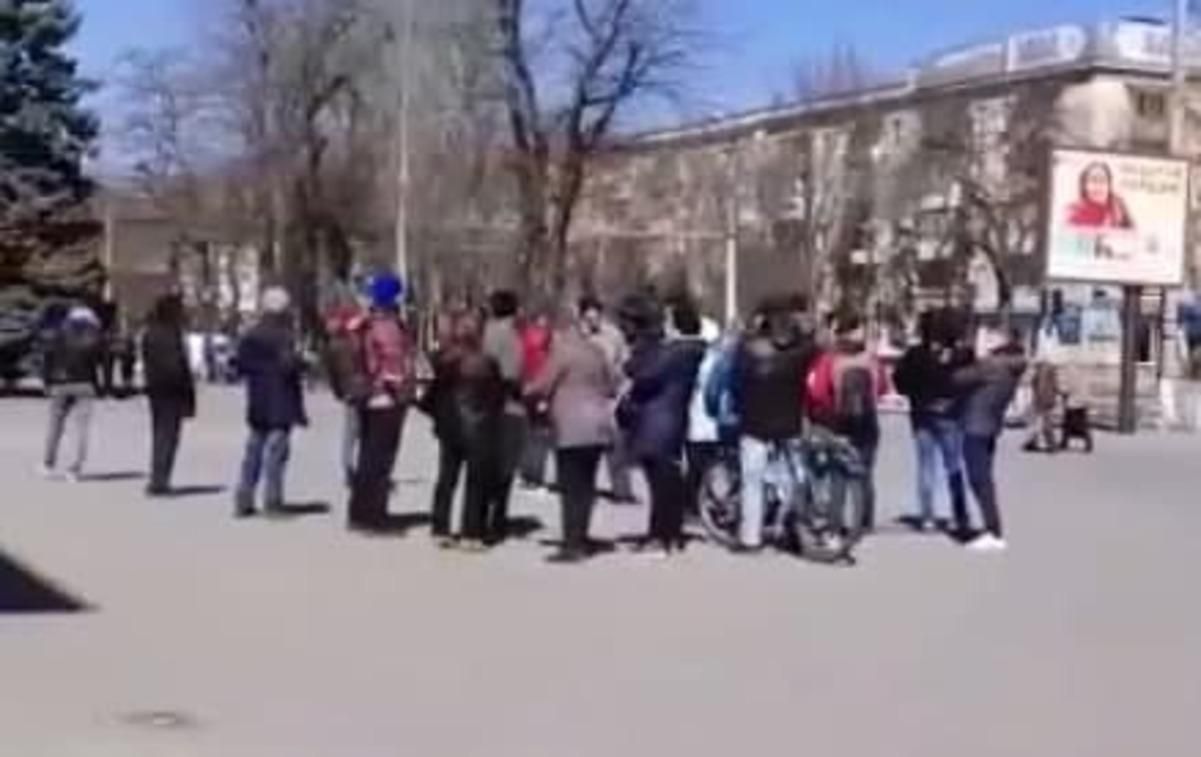 После кровавых разгонов на митинг в Херсоне вышли 20 человек: их просят разойтись После кровавых разгонов на митинг в Херсоне вышли 20 человек: их просят разойтись