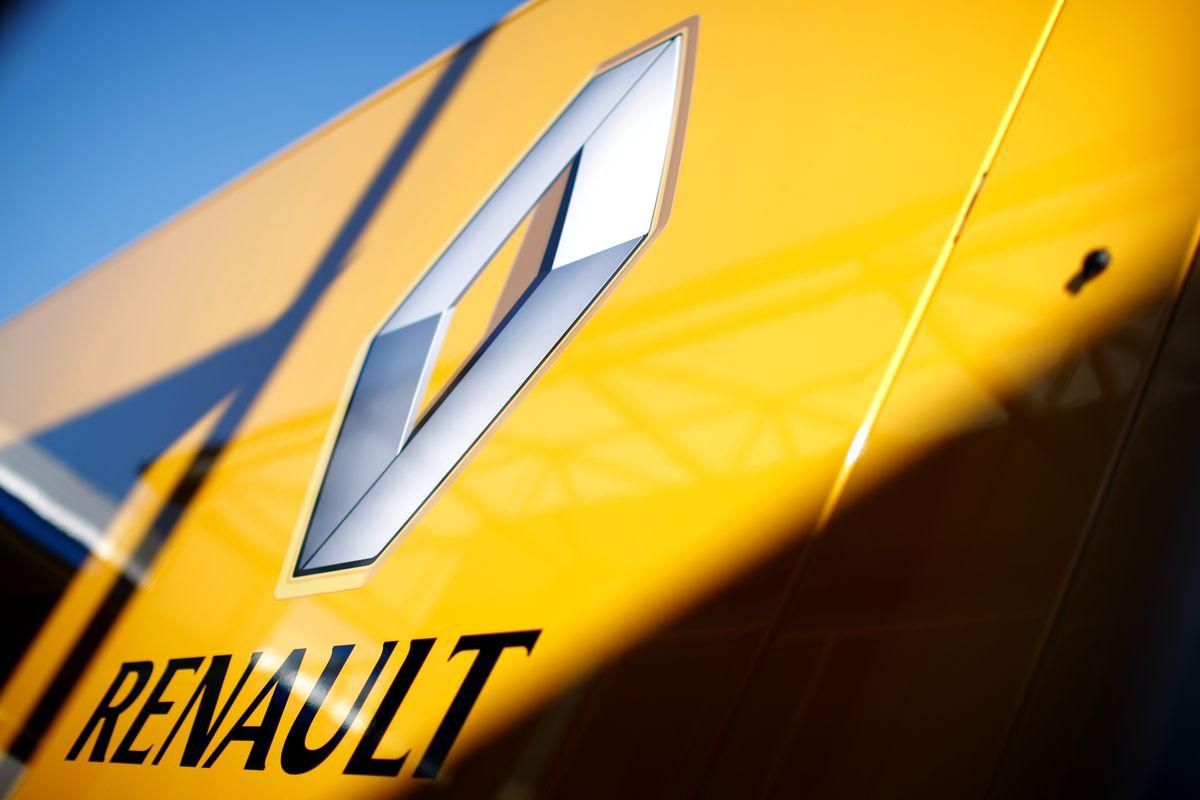 Кулеба засудив Renault, яка не хоче йти з російського ринку - 24 Канал
