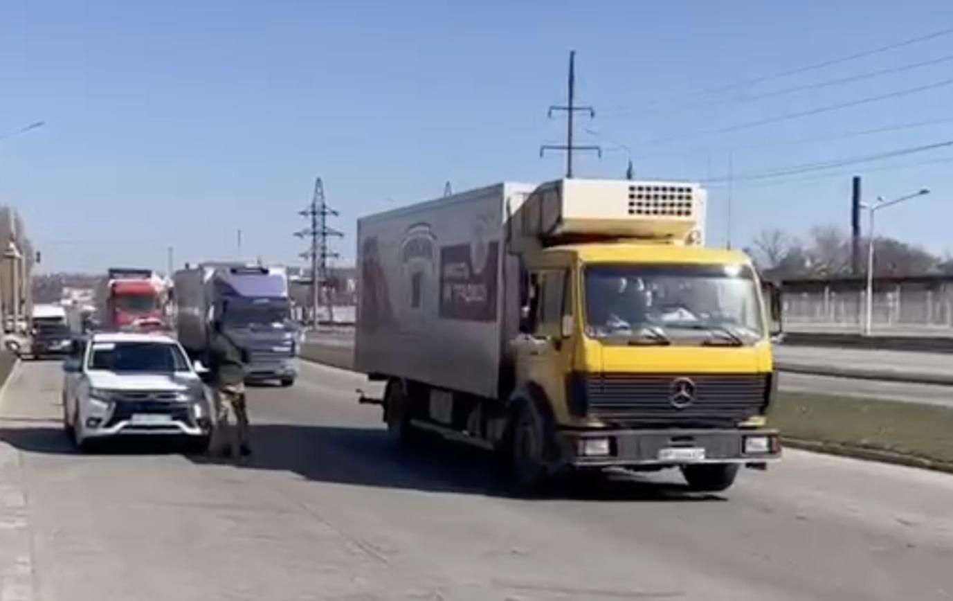 Окупанти досі блокують вантажівки з гумдопомогою: стоять біля Бердянська - 24 Канал