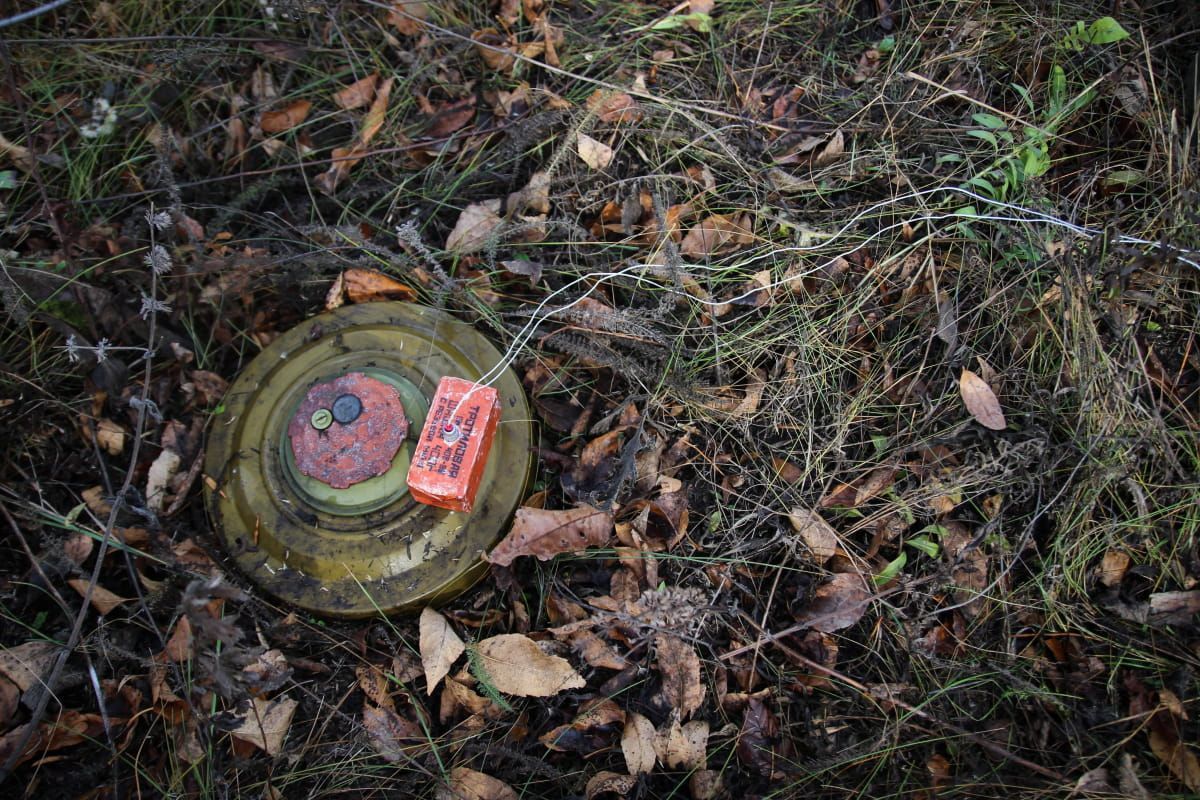 Вдоль линии соприкосновения враг продолжает инженерное оборудование позиций и ставит мины Вдоль линии соприкосновения враг продолжает инженерное оборудование позиций и ставит мины