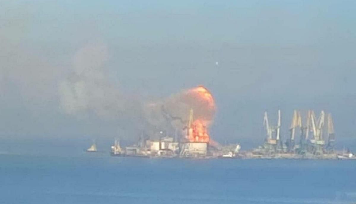 У порту "Бердянськ" ЗСУ знищили ворожий десантний корабель "Орск" - 24 Канал У порту "Бердянськ" ЗСУ знищили ворожий десантний корабель "Орск" - 24 Канал