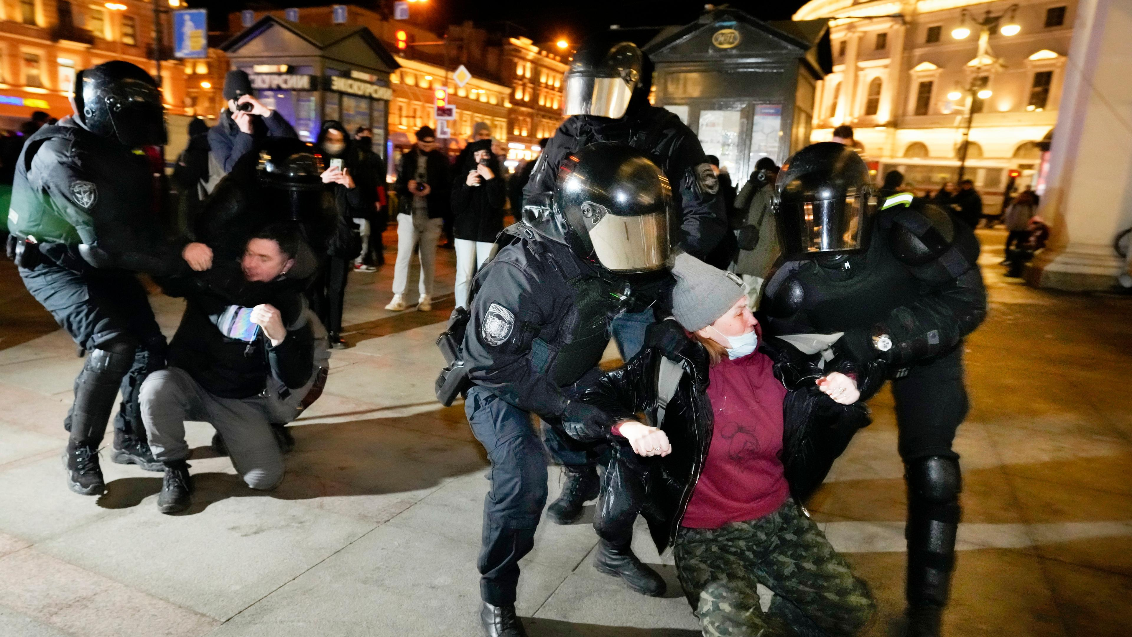 Суд у Москві визнав плакат "Фашизм не пройде" дискредитацією російської армії - 24 Канал Суд у Москві визнав плакат "Фашизм не пройде" дискредитацією російської армії - 24 Канал