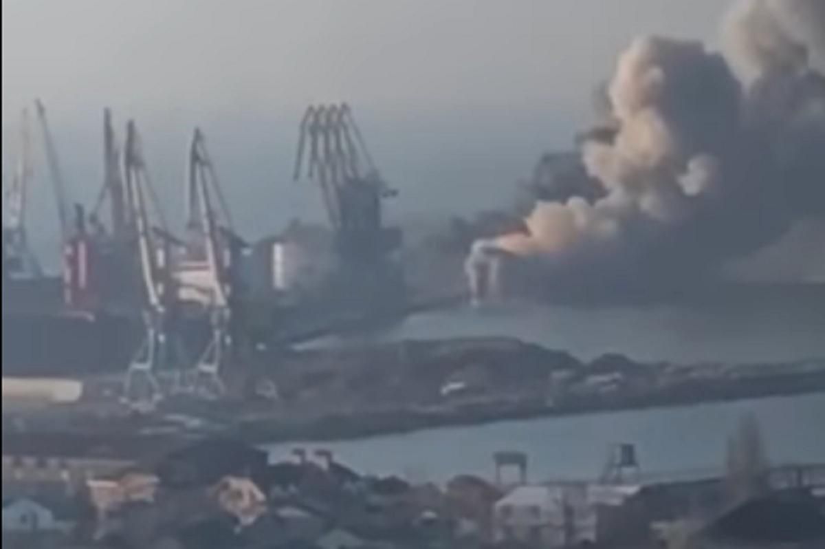 У Бердянську ЗСУ пошкодили ще два кораблі росіян, знищили 3 000 тонн палива і боєприпаси - 24 Канал