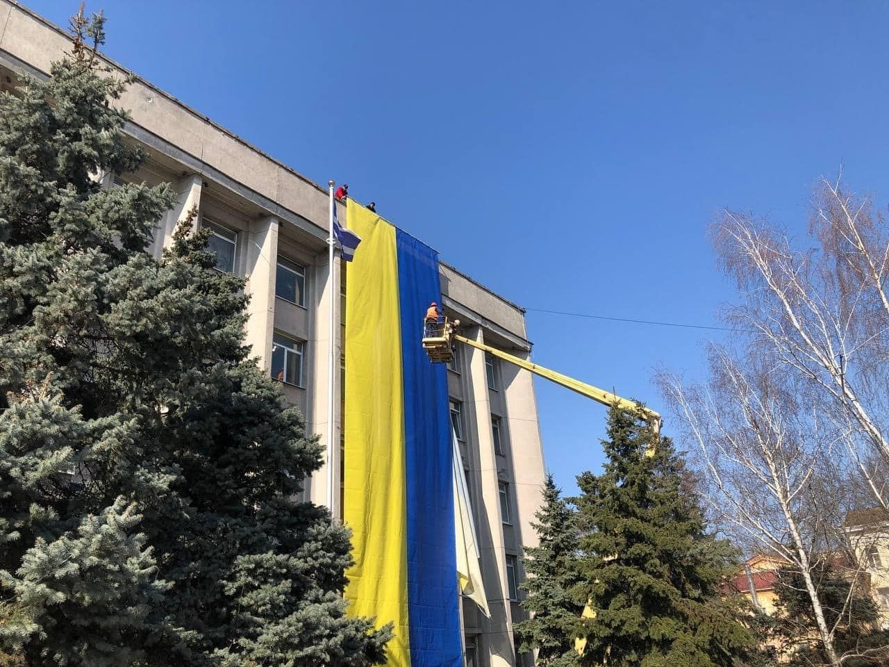 Щоб окупанти пам'ятали: у Херсоні вивісили величезний український прапор - 24 Канал