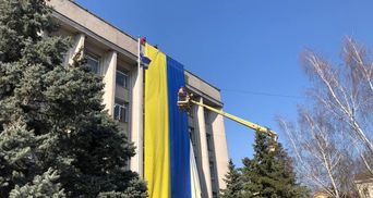 Щоб окупанти пам'ятали: у Херсоні вивісили величезний український прапор