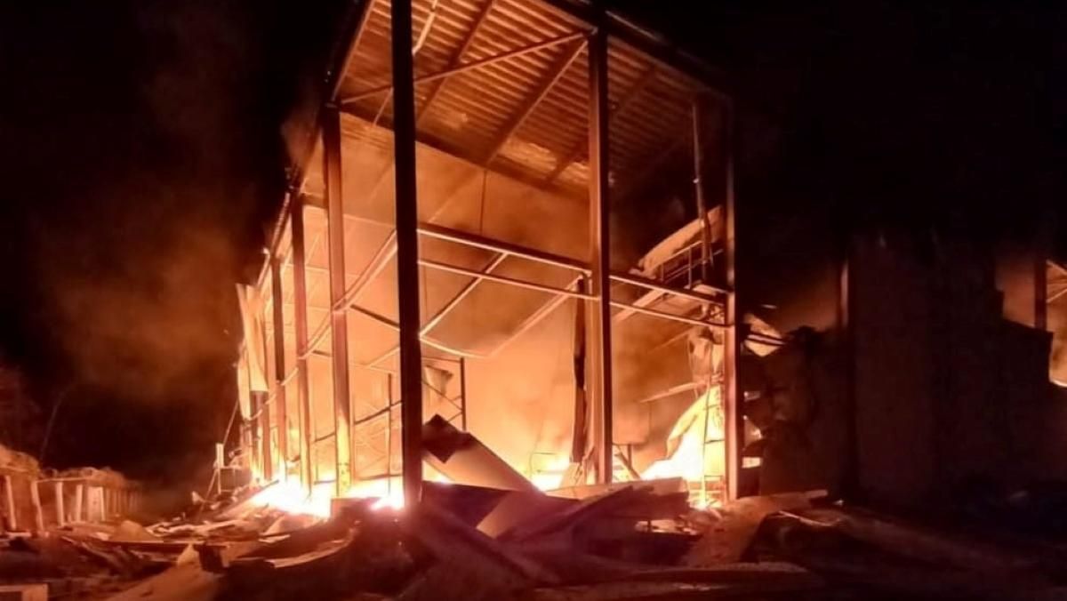 В Васильковском районе оккупанты обстреляли склады В Васильковском районе оккупанты обстреляли склады