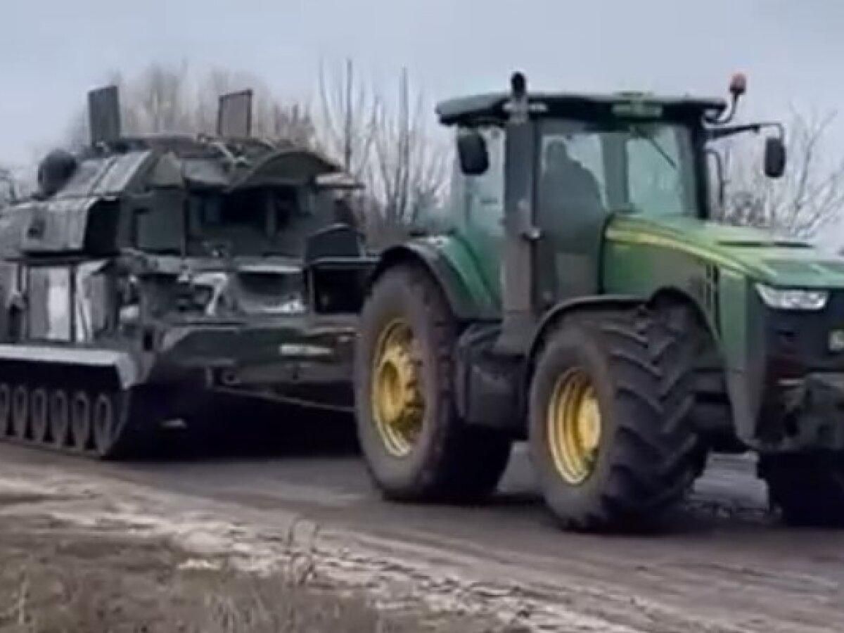 Российские войска грабят и отбирают у фермеров сельскохозяйственную технику