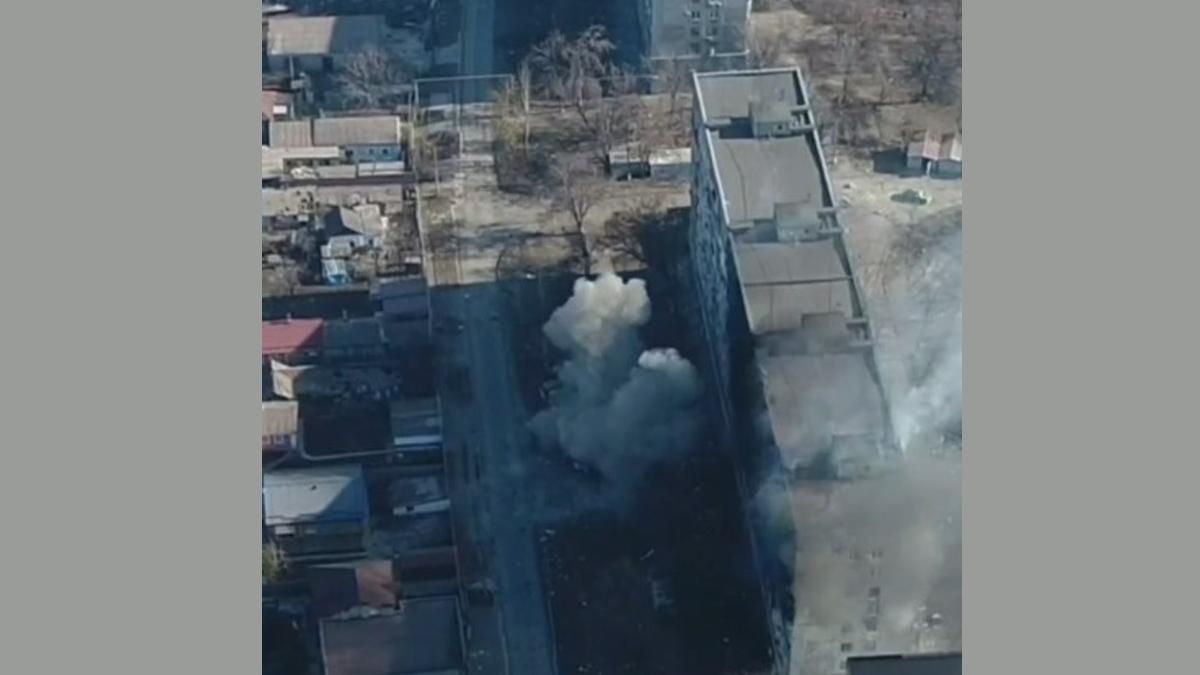 "Азовцы" эффектно уничтожили технику оккупантов: видео ювелирной работы "Азовцы" эффектно уничтожили технику оккупантов: видео ювелирной работы