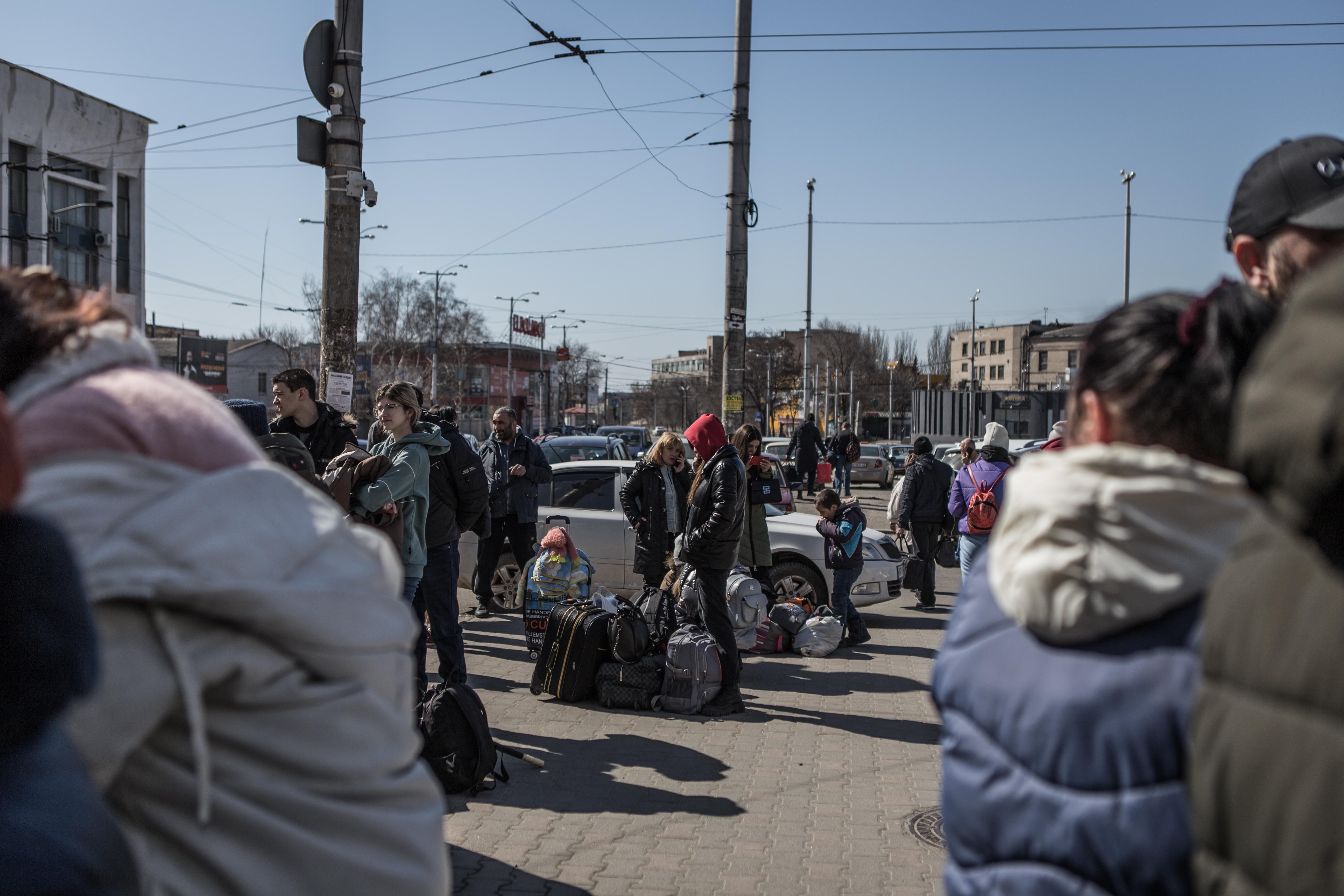 Каждый день – на максимум: на Луганщине эвакуировали почти 500 человек, щемящие фото - 24 Канал