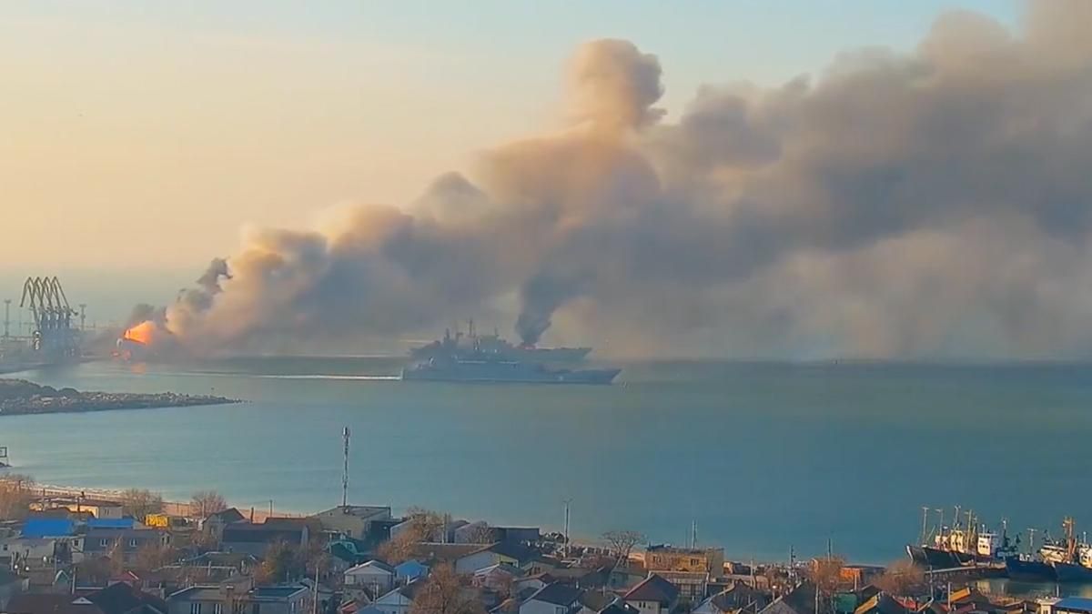 ВМС показали большое видео пожара на российских кораблях в Бердянске под драйвовую музыку