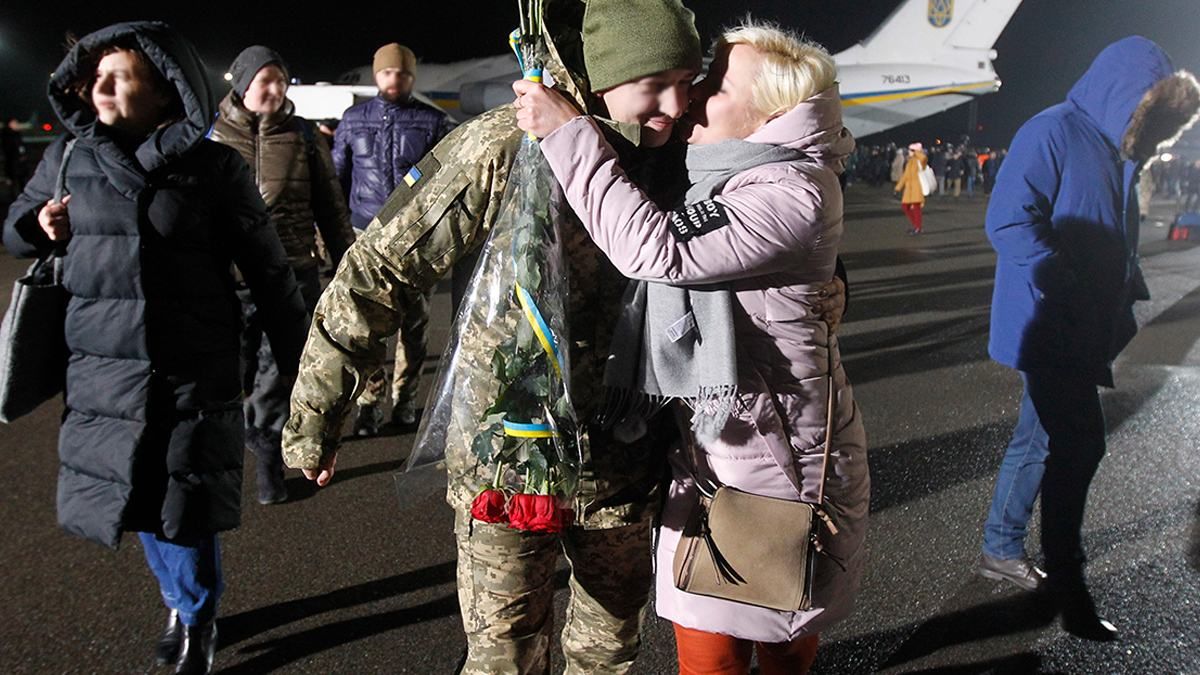 Десятки военных и гражданских: Украина и Россия провели первый полноценный обмен пленными Десятки военных и гражданских: Украина и Россия провели первый полноценный обмен пленными
