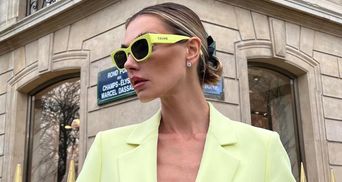 Украинская модель Алина Байкова пришла на митинг в Нью-Йорке в голубовато-желтом костюме