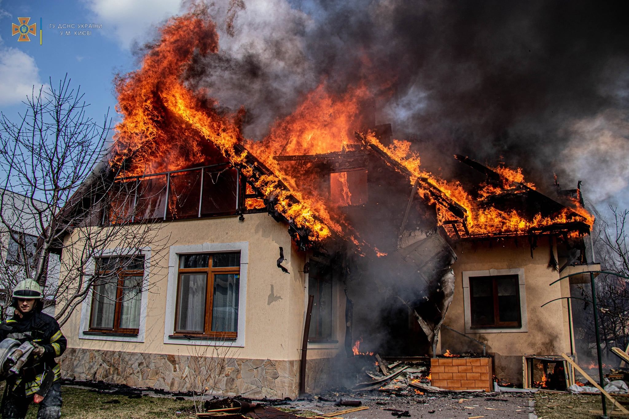 У Києві через влучання снаряду загорівся приватний будинок 