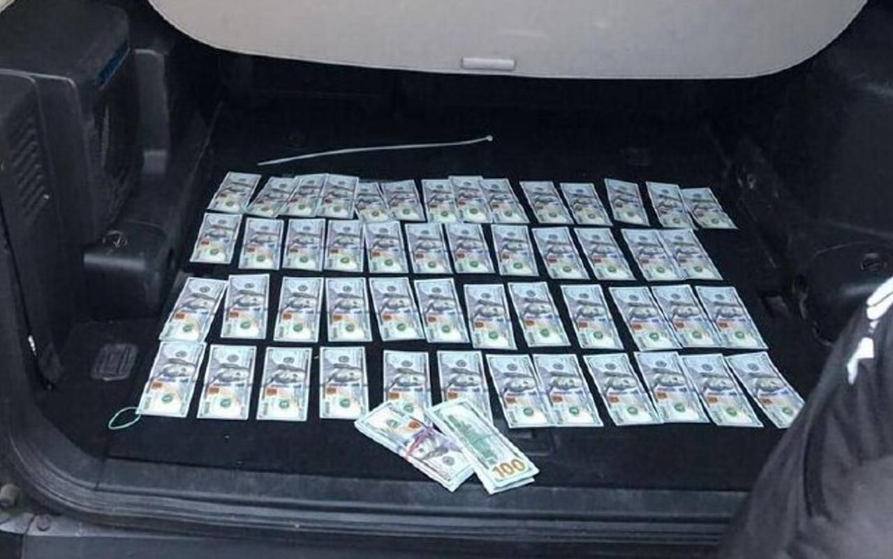 Посадовець львівської лікарні намагався виїхати за кордон: пропонував хабар 15 тисяч доларів - 24 Канал Посадовець львівської лікарні намагався виїхати за кордон: пропонував хабар 15 тисяч доларів - 24 Канал