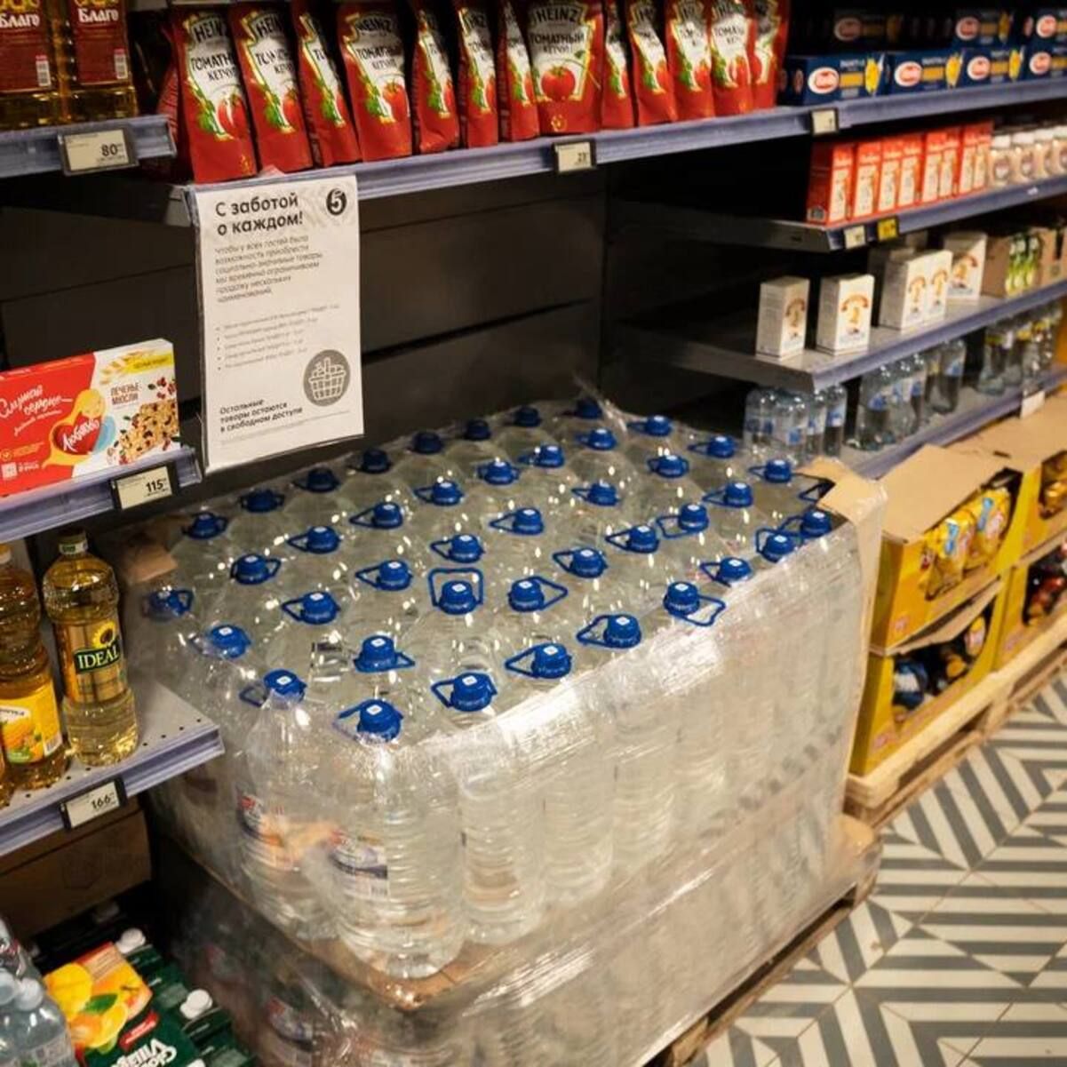 У російських магазинах замість відсутніх товарів на прилавках почали ставити воду - 24 Канал У російських магазинах замість відсутніх товарів на прилавках почали ставити воду - 24 Канал