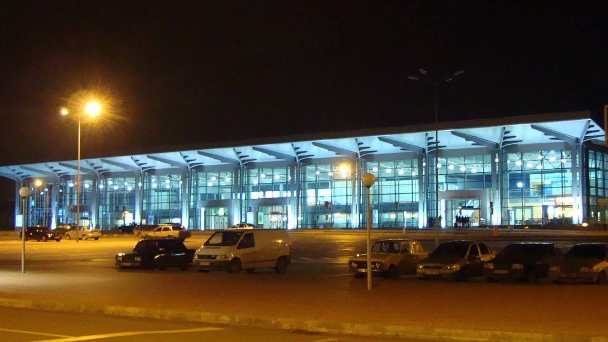 В Харькове ночью обстреляли аэропорт и супермаркет: много погибших и раненых В Харькове ночью обстреляли аэропорт и супермаркет: много погибших и раненых